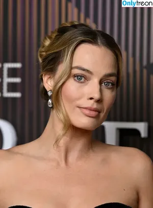 Margot Robbie / margotrobbieofficial nude photo #1921
