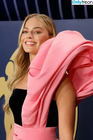 Margot Robbie / margotrobbieofficial nude photo #1940