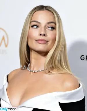 Margot Robbie / margotrobbieofficial nude photo #1955
