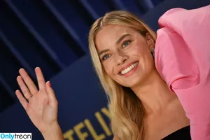Margot Robbie / margotrobbieofficial nude photo #1974