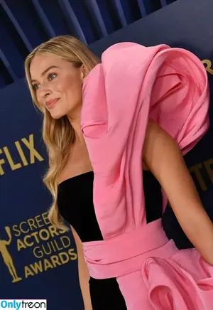 Margot Robbie / margotrobbieofficial nude photo #1976