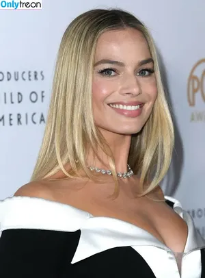 Margot Robbie / margotrobbieofficial nude photo #1990