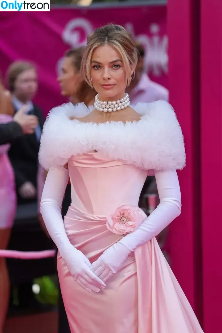 Margot Robbie nude photo #1060 (margotrobbieofficial)