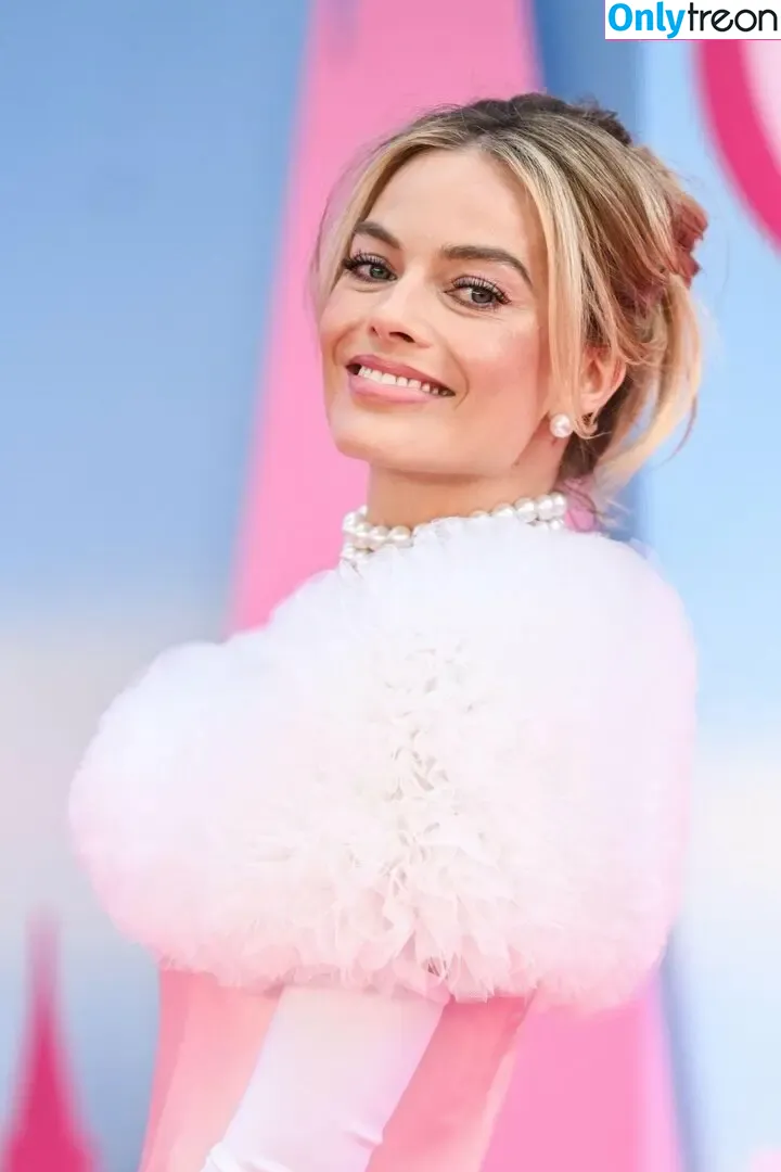 Margot Robbie nude photo #1102 (margotrobbieofficial)