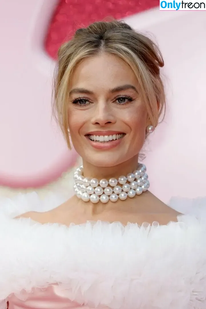 Margot Robbie nude photo #1104 (margotrobbieofficial)