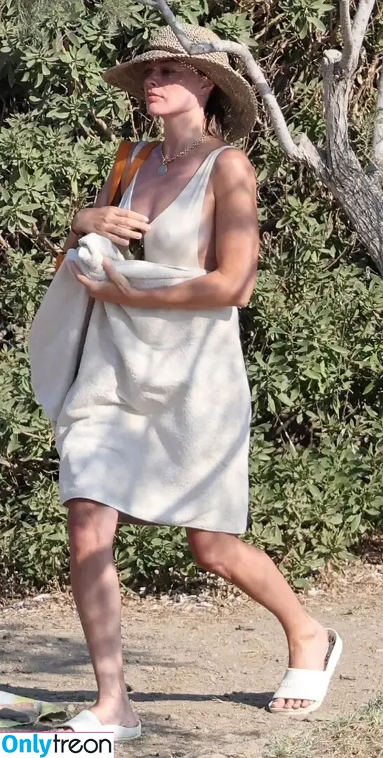 Margot Robbie nude photo #1183 (margotrobbieofficial)