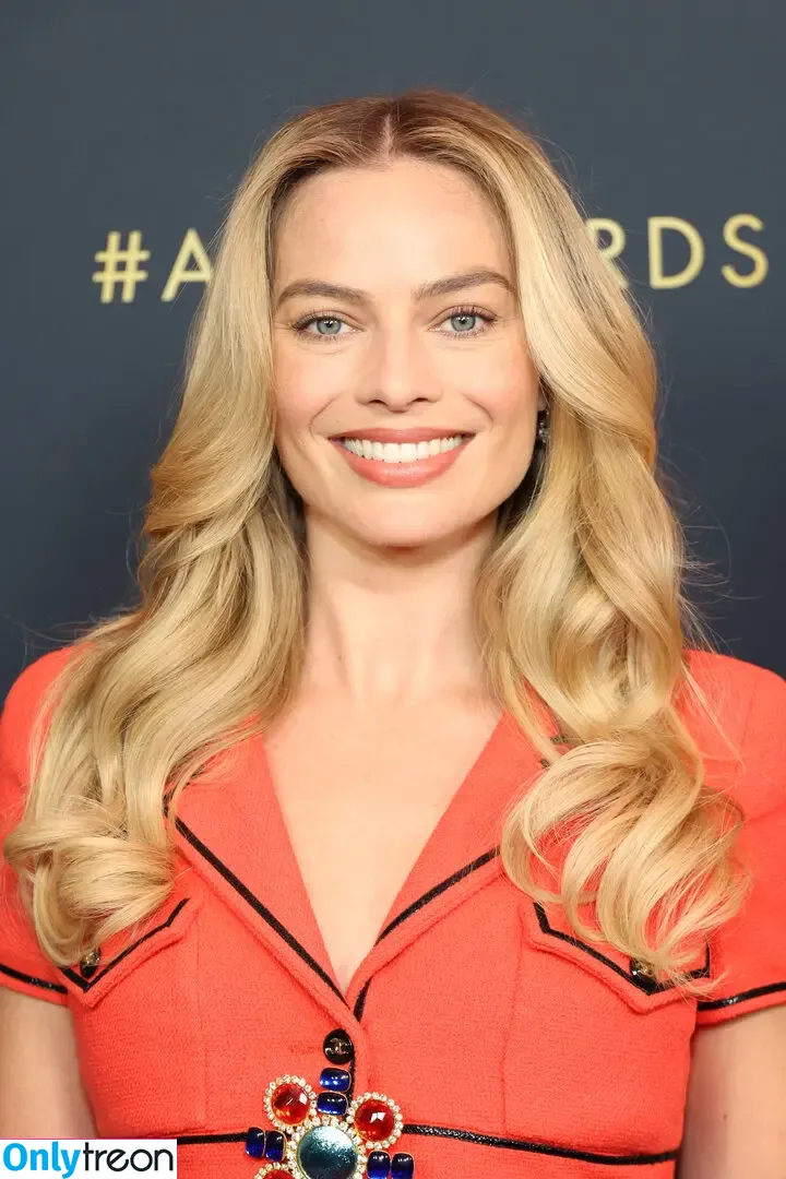 Margot Robbie nude photo #1666 (margotrobbieofficial)