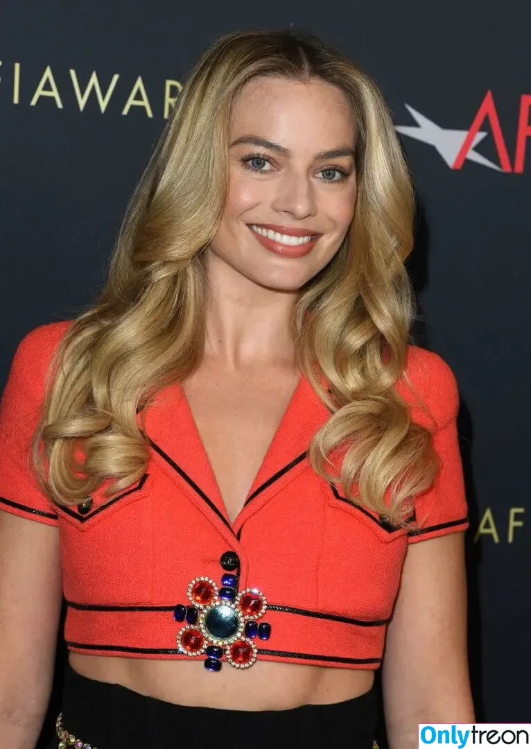 Margot Robbie nude photo #1670 (margotrobbieofficial)