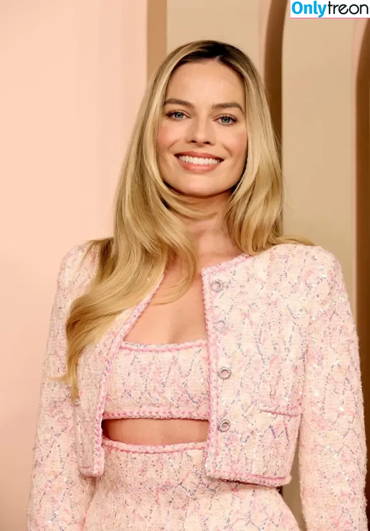Margot Robbie nude photo #1812 (margotrobbieofficial)