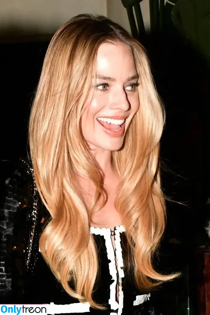 Margot Robbie nude photo #1857 (margotrobbieofficial)