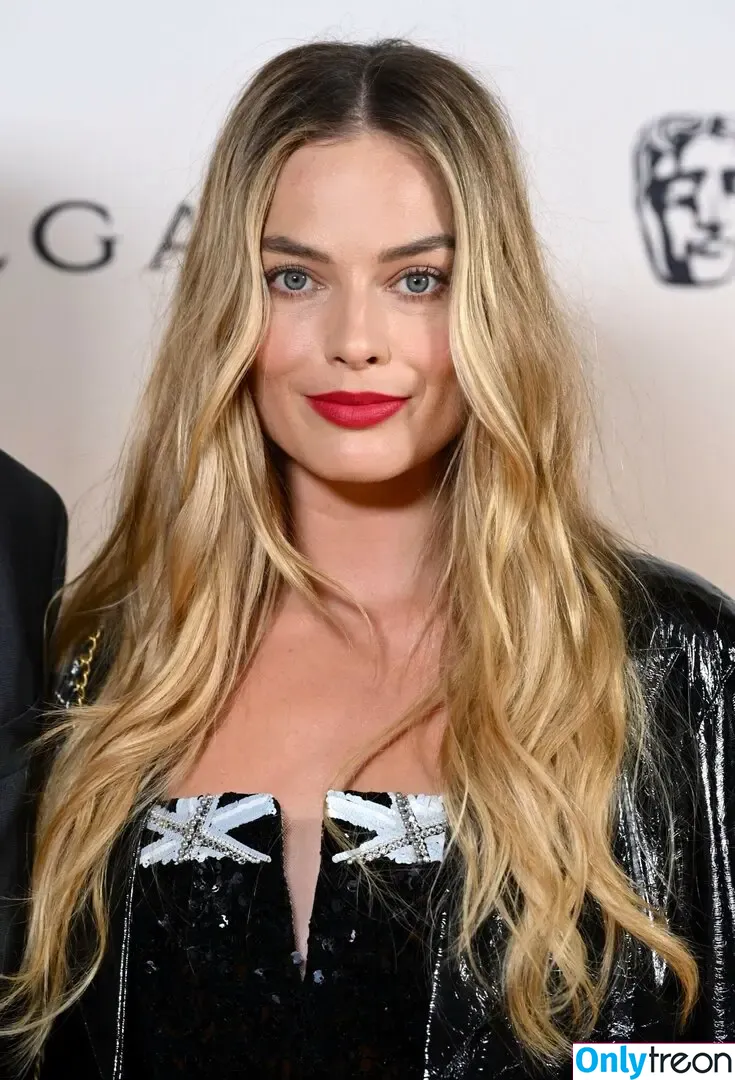 Margot Robbie nude photo #1868 (margotrobbieofficial)