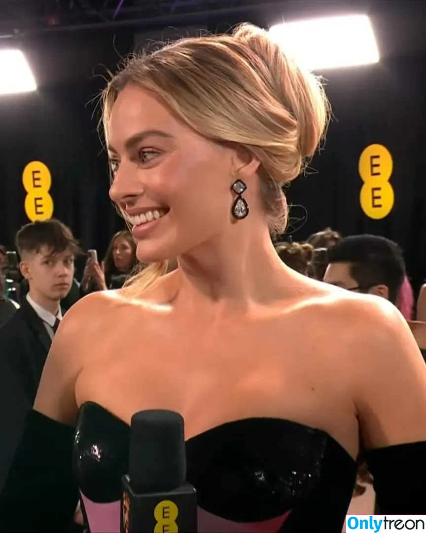 Margot Robbie nude photo #1925 (margotrobbieofficial)