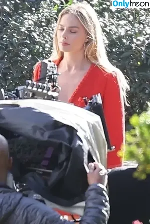 Margot Robbie / margotrobbieofficial nude photo #2022