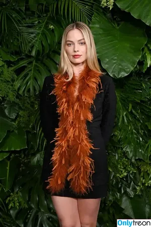 Margot Robbie / margotrobbieofficial nude photo #2041
