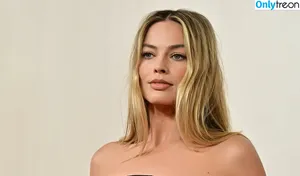 Margot Robbie / margotrobbieofficial nude photo #2062