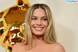 Margot Robbie / margotrobbieofficial nude photo #2072