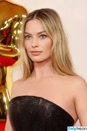 Margot Robbie / margotrobbieofficial nude photo #2076