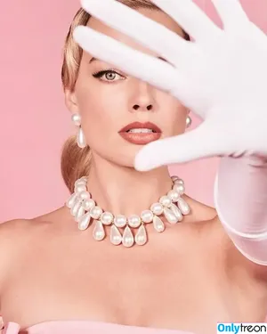 Margot Robbie / margotrobbieofficial nude photo #2128