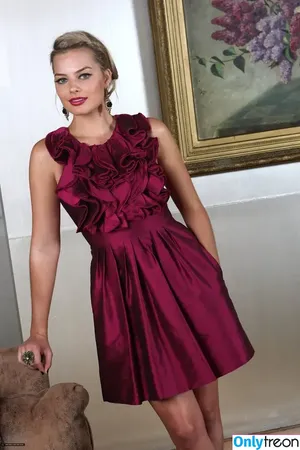Margot Robbie / margotrobbieofficial nude photo #2241
