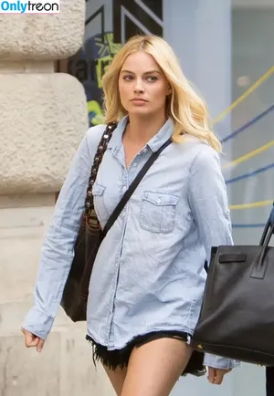 Margot Robbie / margotrobbieofficial nude photo #2262