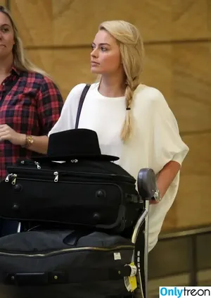 Margot Robbie / margotrobbieofficial nude photo #2278
