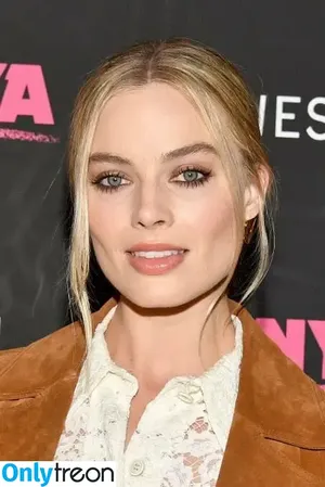 Margot Robbie / margotrobbieofficial nude photo #2293
