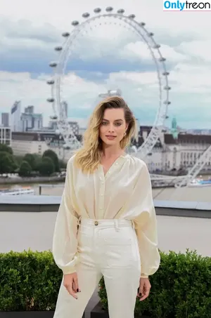 Margot Robbie / margotrobbieofficial nude photo #2299