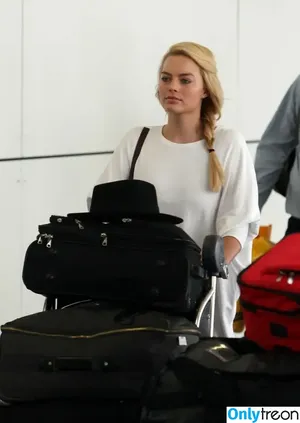 Margot Robbie / margotrobbieofficial nude photo #2302