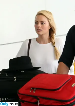 Margot Robbie / margotrobbieofficial nude photo #2310