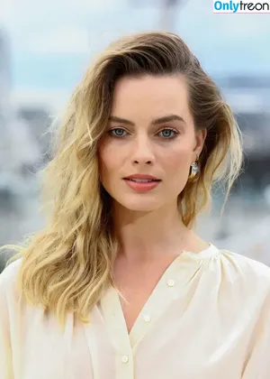 Margot Robbie / margotrobbieofficial nude photo #2314