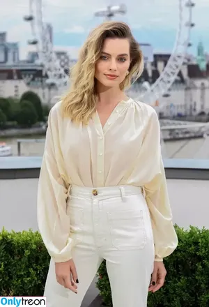 Margot Robbie / margotrobbieofficial nude photo #2317