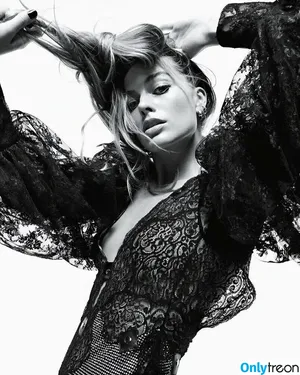 Margot Robbie / margotrobbieofficial nude photo #2322