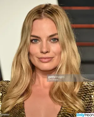 Margot Robbie / margotrobbieofficial nude photo #2332