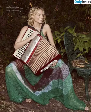 Margot Robbie / margotrobbieofficial nude photo #2366