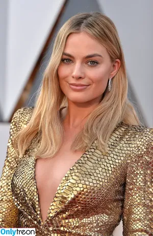 Margot Robbie / margotrobbieofficial nude photo #2368