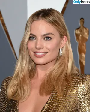 Margot Robbie / margotrobbieofficial nude photo #2372