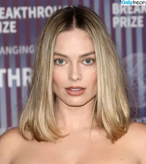 Margot Robbie / margotrobbieofficial nude photo #2385
