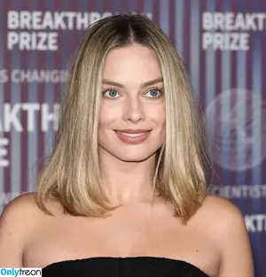Margot Robbie / margotrobbieofficial nude photo #2387
