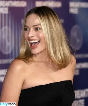 Margot Robbie / margotrobbieofficial nude photo #2388