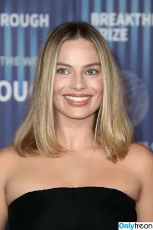 Margot Robbie / margotrobbieofficial nude photo #2401