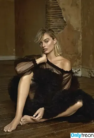 Margot Robbie / margotrobbieofficial nude photo #2416