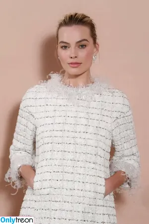 Margot Robbie / margotrobbieofficial nude photo #2419