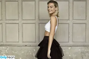 Margot Robbie / margotrobbieofficial nude photo #2422
