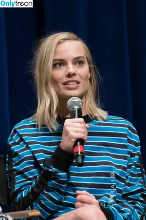 Margot Robbie / margotrobbieofficial nude photo #2424