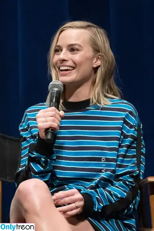 Margot Robbie / margotrobbieofficial nude photo #2433