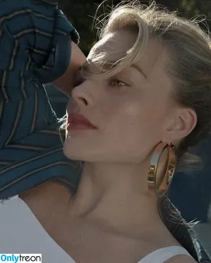 Margot Robbie / margotrobbieofficial nude photo #2439