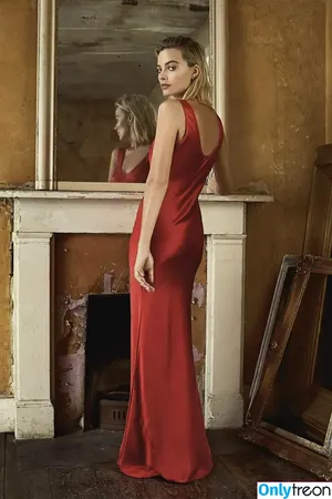 Margot Robbie / margotrobbieofficial nude photo #2447