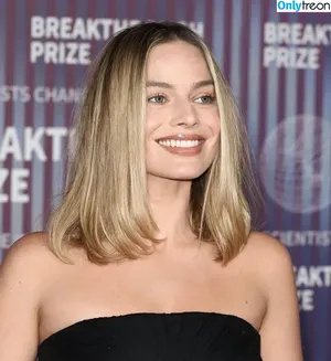 Margot Robbie / margotrobbieofficial nude photo #2450