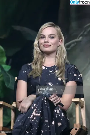 Margot Robbie / margotrobbieofficial nude photo #2458