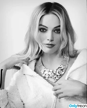 Margot Robbie / margotrobbieofficial nude photo #2462